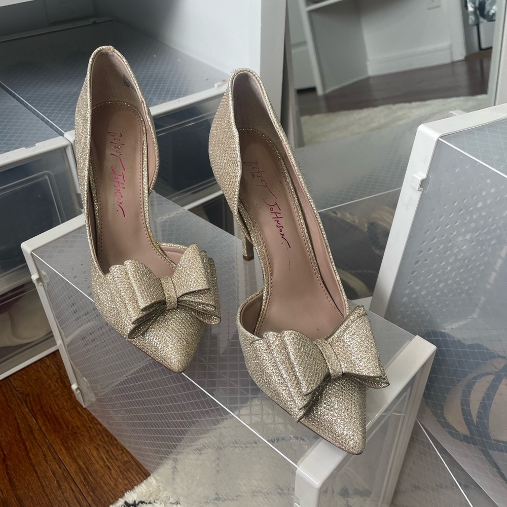 Well loved Betsy Johnson bow heels